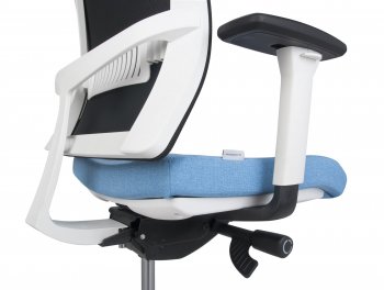 Level swivel chair with lumbar support